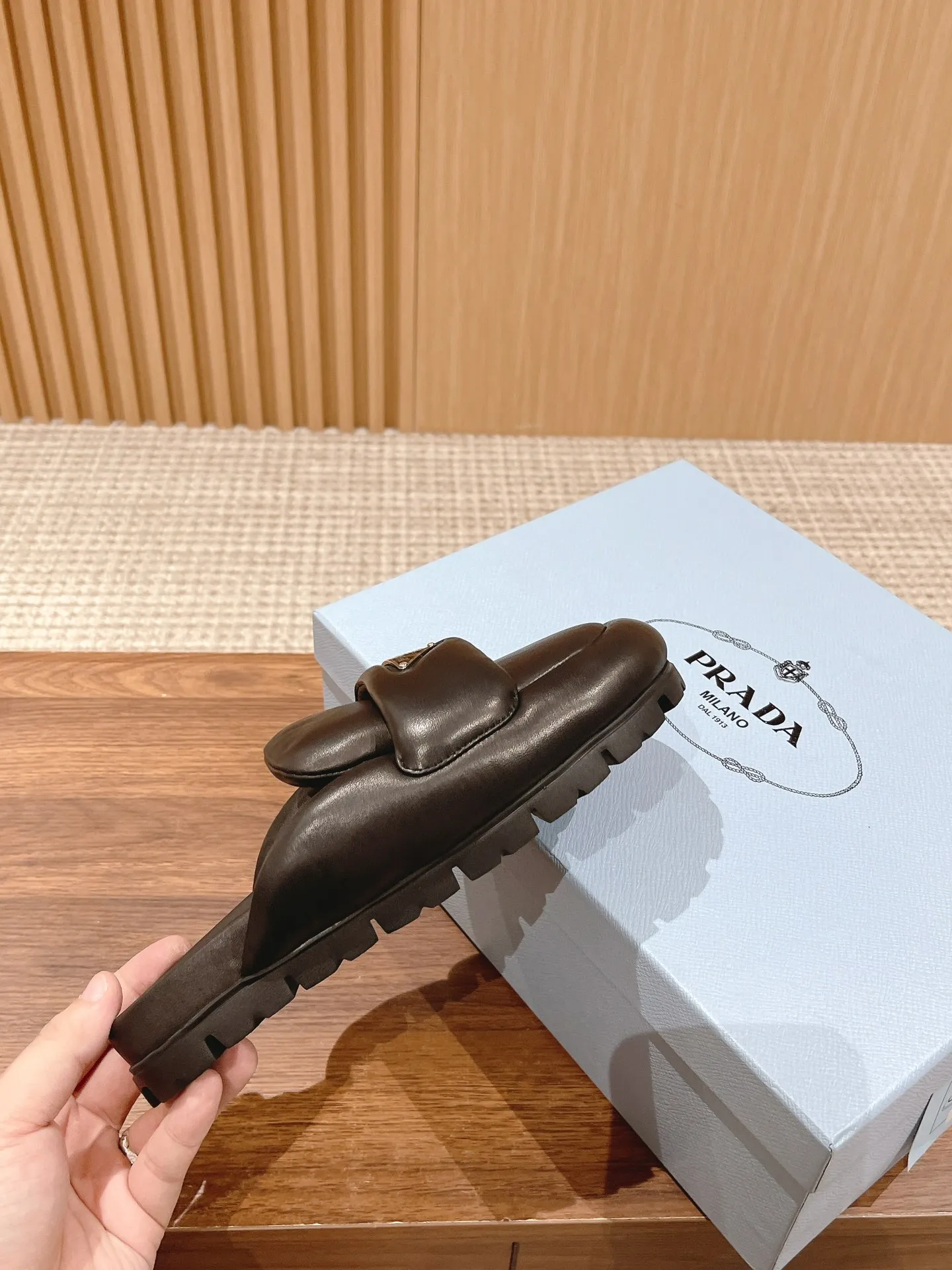 👟👟Ex-factory price p480👟👟 👟👟Ex-factory price pRADA Prada 2023 spring and summer bread slippers series, ⚠️exclusive version shipped! Authentic product 36/1, disassembled co👟👟 ex-factory price py The bread series does not disassemble the original product, it can only be similar in shape! To achieve a soft and bulging effect, we customized three layers of sponges that are consistent with the original but have different densities and textures. The production process is also very complex! Attached: Genuine disassembly display + bulk genuine comparison picture set! The upper is made of imported sheepskin, the lining is also made of dough, and the water table is also made of dough! The sole is a customized rubber foam outsole. The density, weight and texture are consistent with the original product. It is not a ready-made PU foam outsole at the factory price! Size: 35-41
